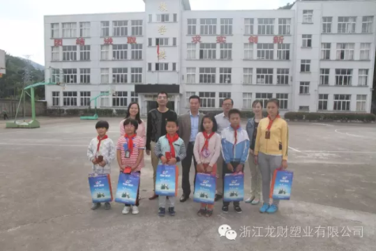 爱心捐赠，情暖贫困生|小湖南镇中心小学贫困学生接受爱心捐赠